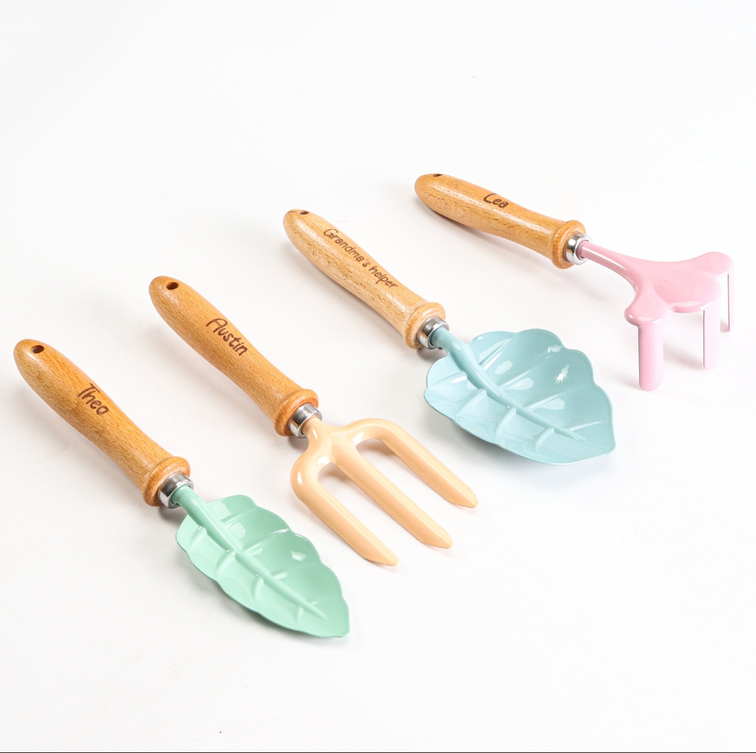 Gardening Tools Names For Kids - ชุดเครื่องมือทำสวนสำหรับเด็กแบบปรับแต่งได้ สำหรับนักทำสวนตัวน้อย พร้อมสลักชื่อลงบนด้ามไม้ ประกอบด้วย พลั่ว คราด
